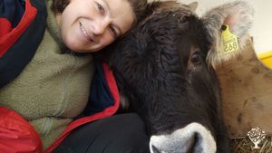 kuscheln mit Stiermaskottchen Gurli