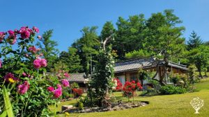 "Help Wanted" <GB119>꽃과 자연을 좋아하는 사람들의 파라다이스 / A Paradise for People Who Love Flowers and Nature