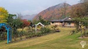 "Help Wanted" <GB119>꽃과 자연을 좋아하는 사람들의 파라다이스 / A Paradise for People Who Love Flowers and Nature