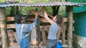 Omar (izq) con Adele (der) construyendo el aprisco para nuestras cabras Colette y Remy.