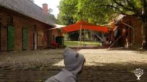 Der Blick vom Kinderhaus auf den Spielbereich mit altem Schweinestall, Hühnerstall und Backstube