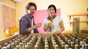 프랑스에서 온 양조인 도미니크와 그의 아내이자 소설가 신이현