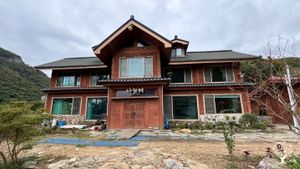 "Help Wanted" <CN105>함께사는 세상 나눔터 / One World, Together 'Nanumteo'