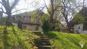 Wohnhaus ( links) 
Atelier ( rechts )