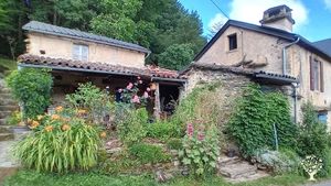 Petite ferme diversifiée, en marche vers l'autonomie, activités artistiques et botaniques.