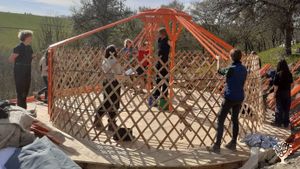 Jurte hinter dem Haus