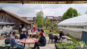 Gemeinsames Zmittag nach einem Einsatz auf dem Acker