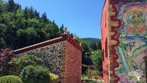 Communauté rurale avec potagers bio, mode de vie en autarcie dans le respect de l'environnement