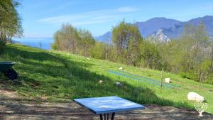 L'inverno porta dei lavori di taglio legna per scaldarsi e lavorare il legno per delle sculture.