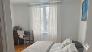 Chambre d'hôte bien éclairée incluant un lit double, un bureau et  un placard située au 2 ième étage