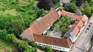 Community with organic vegetable garden and much more