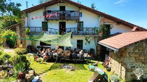 Obarre  celebrando  compartido y pasándolo bien,