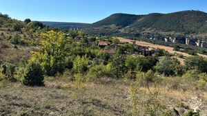 El pueblo y su paisaje, con los cañones del río Ebro de fondo