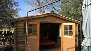 Le chalet-bureau-chambre d’acceuil pour voyageurs et wwoofers