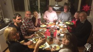 We often have family and friends comming over. Here we made some sausage together. 