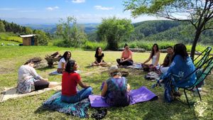 Um espaço escola onde acontecem vivências, retiros e cursos como Agrofloresta , Bioconstrução, etc