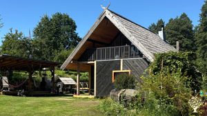 Main house, tarase, pizza oven.