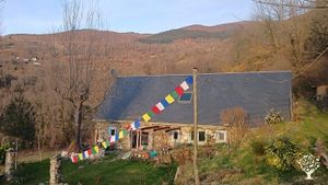 Grange en montagne sur 3ha entre bois et près. Potager environ 800 m2. un cheval , un âne, 2 chiens,