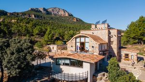 Casa rural con huerto familiar ecológico y bosque. Centro de retiros de yoga y otras actividades..