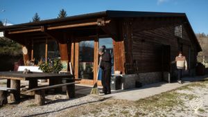 Allevamento razza ovina in via di estinzione (Sopravissana) e trasformazione della loro lana in filo