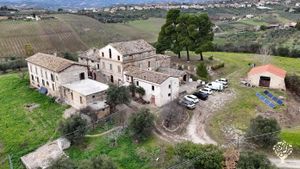 Grande casa patronale con ulivi, noci, bosco, animali da allevamento e orti biologici