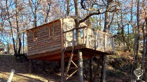 Votre logement. Toilette sèche, cuisine, douche à l'eau froide, chauffée au soleil.