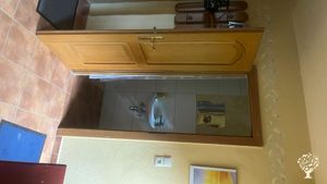 There is your private bathroom.
Dein eigenes kleines Bad.