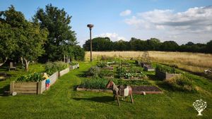 Familie betreibt Resthofprojekt mit Gemüsegarten, Sägewerk und Imkerei