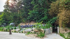 "Help Wanted"<GW129> 다름을 소중히 하고 나눔을 실천합시다./Let us cherish diversity and practice sharing