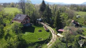 Bauernhof mit Pflaumenplantage und Freilerner-Campingplatz