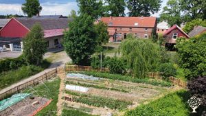 der Anfängliche Gemüsegarten 2022,  im Hintergrund erkennt man das Wohngebäude und die Scheunen