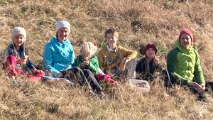 Familie (6-köpfig) mit Selbstversorgerhof, grossem Biogemüsegarten und ökologischer Lebensweise