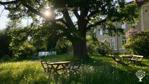 Alternative co-operative community, Communal Living, Educational Centre