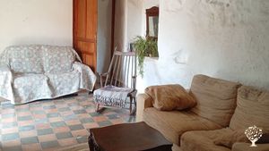 Somos una familia con dos hijas, que vivimos en medio del bosque mediterráneo.
