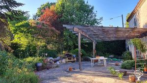 Microferme avec des petits animaux en début d'installation,cadre verdoyant en toute simplicité