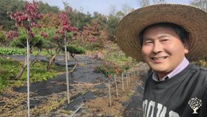 "Help Wanted" <GB119>꽃과 자연을 좋아하는 사람들의 파라다이스 / A Paradise for People Who Love Flowers and Nature