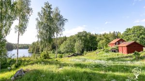 The historical workers' settlement in the midst of lakes.