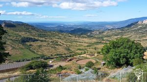 Le jardin et la serre en contrebas de nos bâtiments, avec vue sur la vallée de la Durance