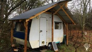 The dinky WWOOFer caravan
